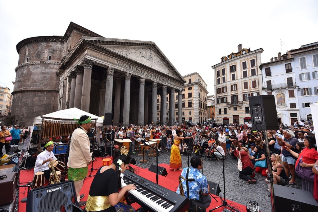 Organizing events in public places in Rome and in Italy